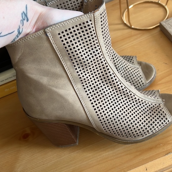 Open toed booties - Picture 2 of 2